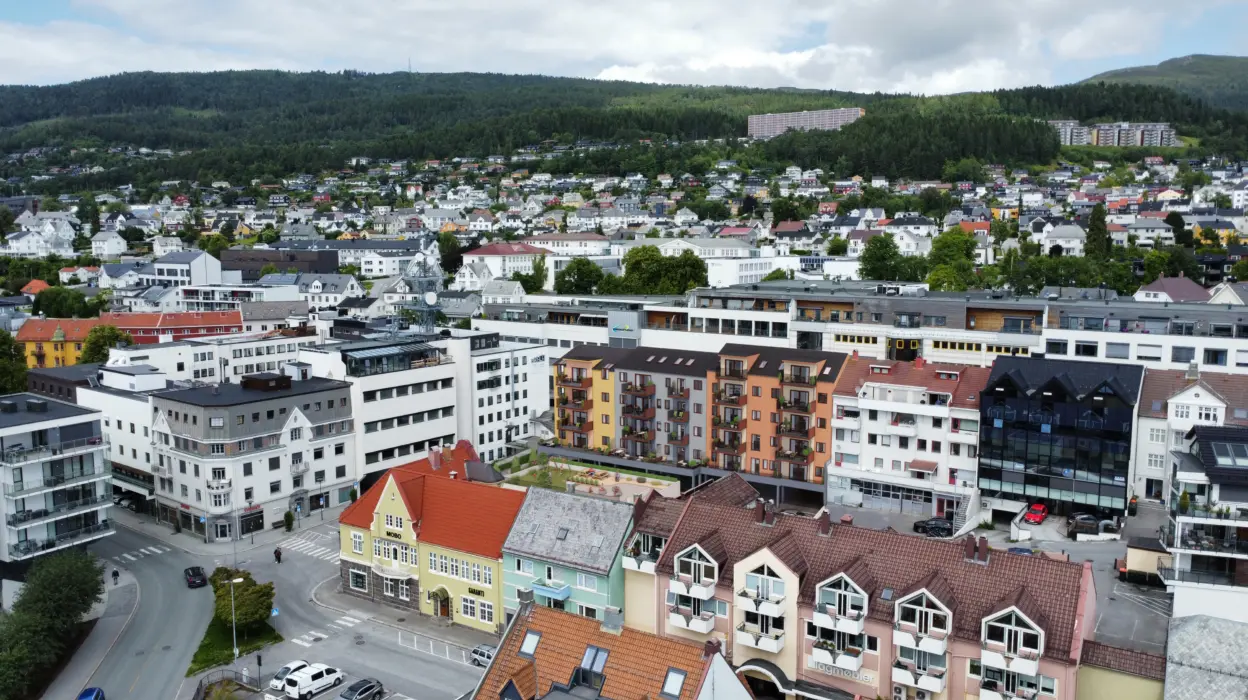 Bilde av Romsdalsgata 8-12 fra lufta (montasje)