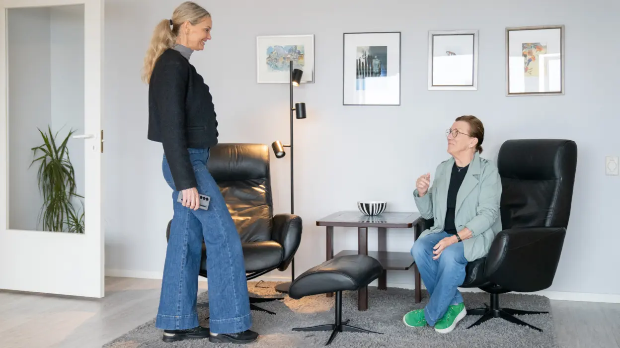 Min jobb er å finne ut hvem som er mest interessert i leiligheten, og hva de ønsker seg med den nye boligen, sier Terese. Her i samtale med Anita Johansen. Hun er på boligjakt sammen med mannen sin Bernt Arild Skarsbø.