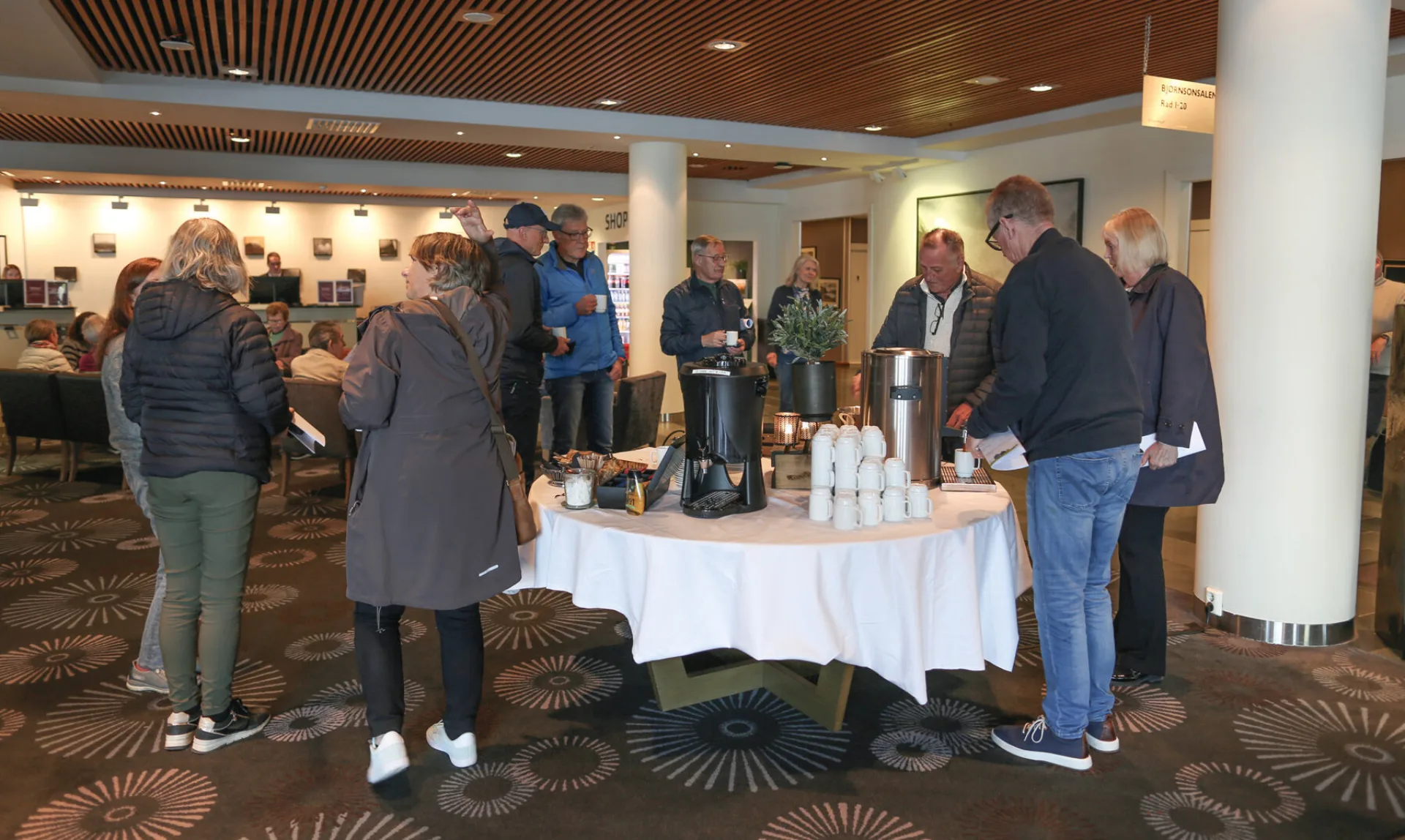 Det er fint å lade opp med kaffe og nydelig kake før møtestart.