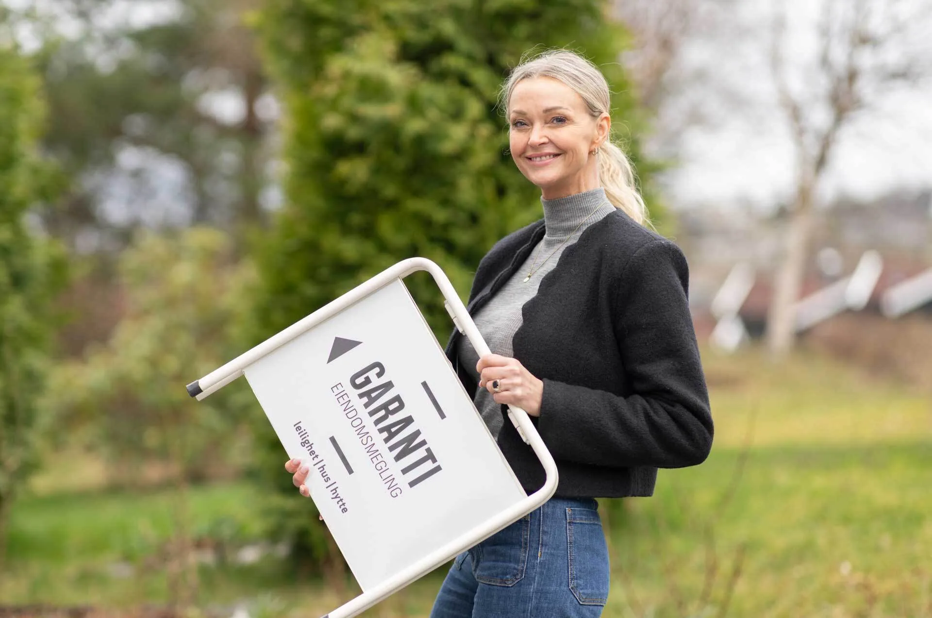 Terese Nerland på full fart inn til ettermiddagens boligvisning. Hun forventer fem par som er ute etter leilighet.