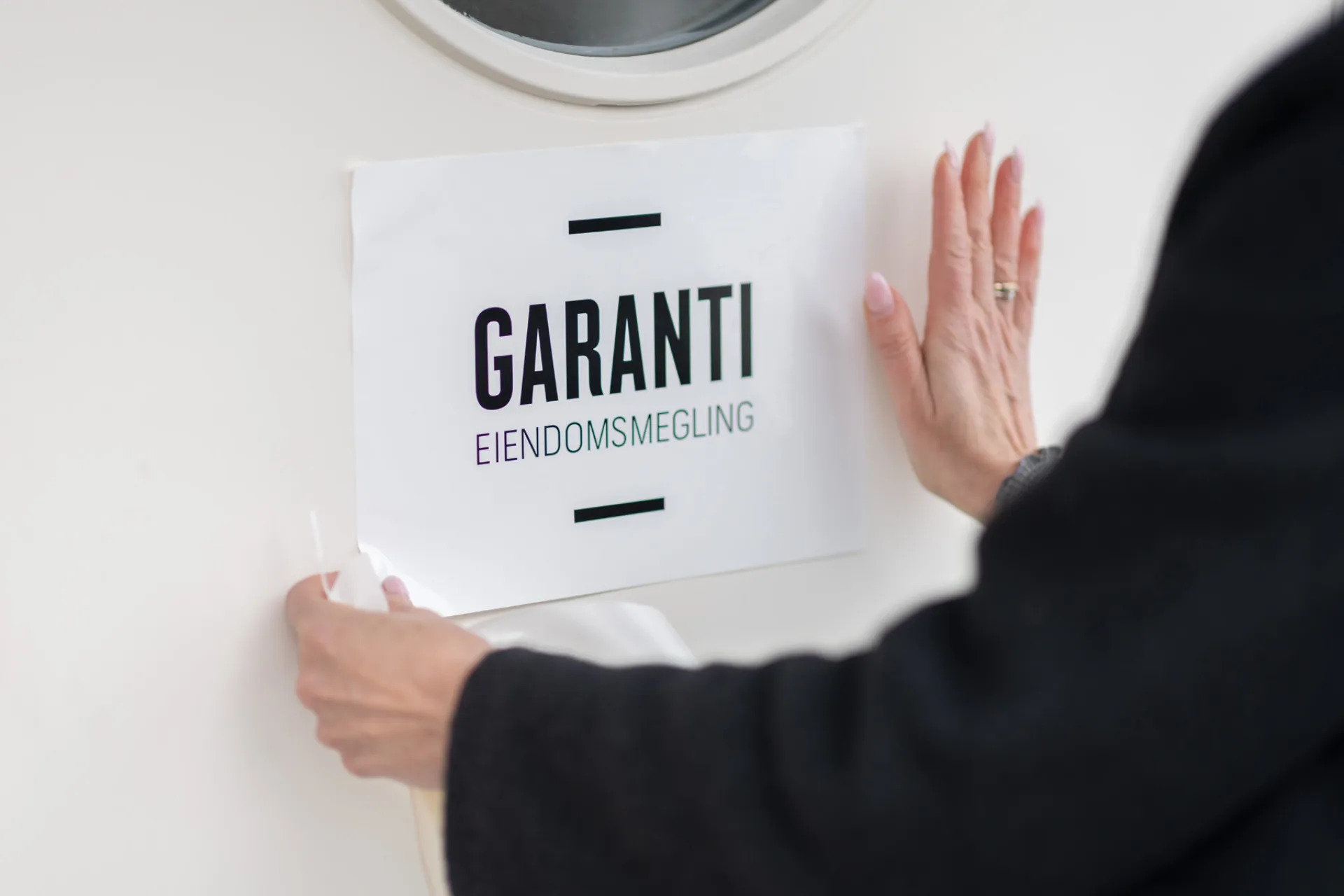 Garantimerket klebes på ytterdøra.