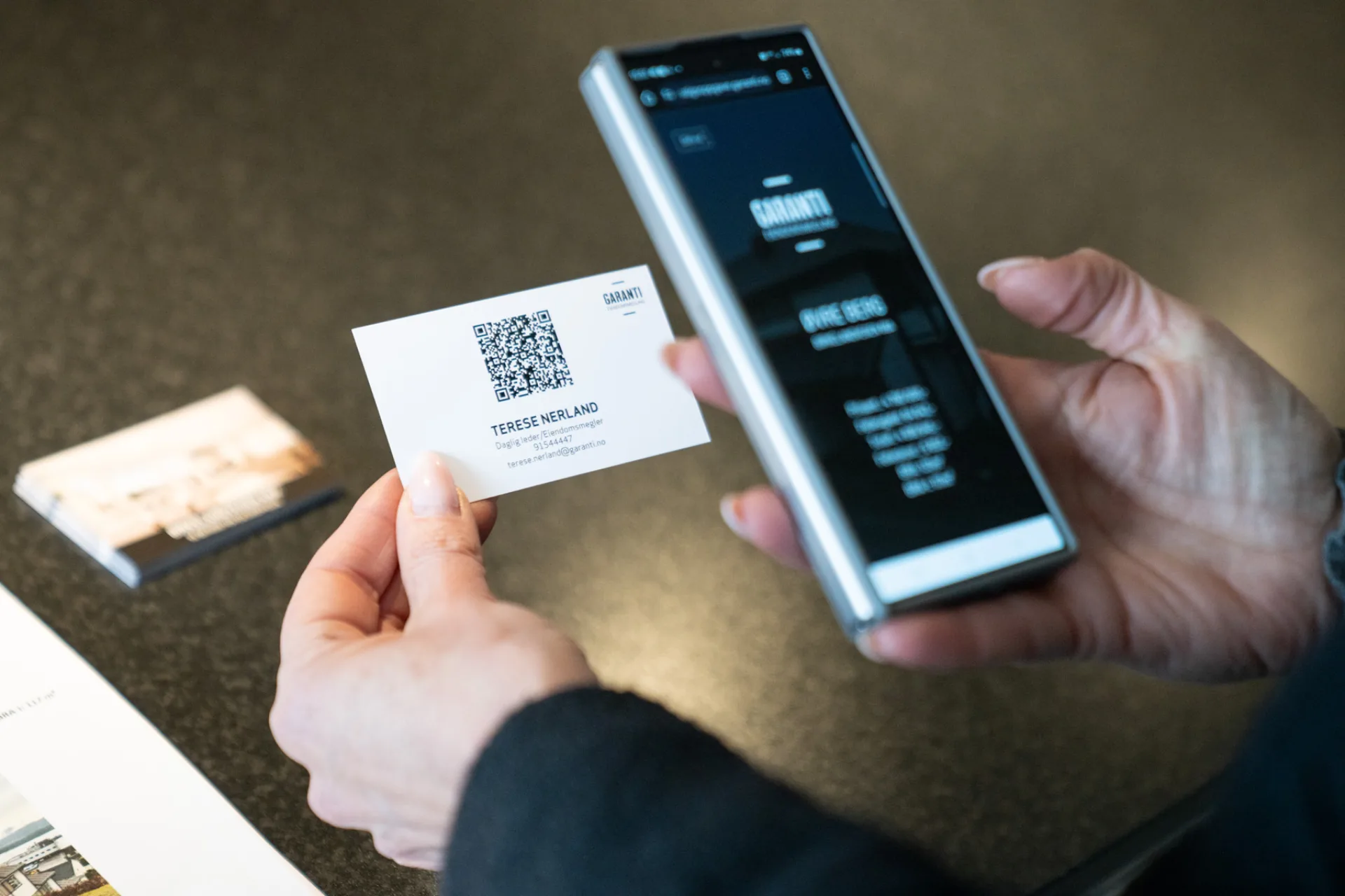 Da pandemien kom ble det ikke tillatt med salgsprospekter på papir av smittevernhensyn. Digitale prospekt har blitt en ny standard i bransjen, og med en QR-kode kan man lese alt på mobilen.