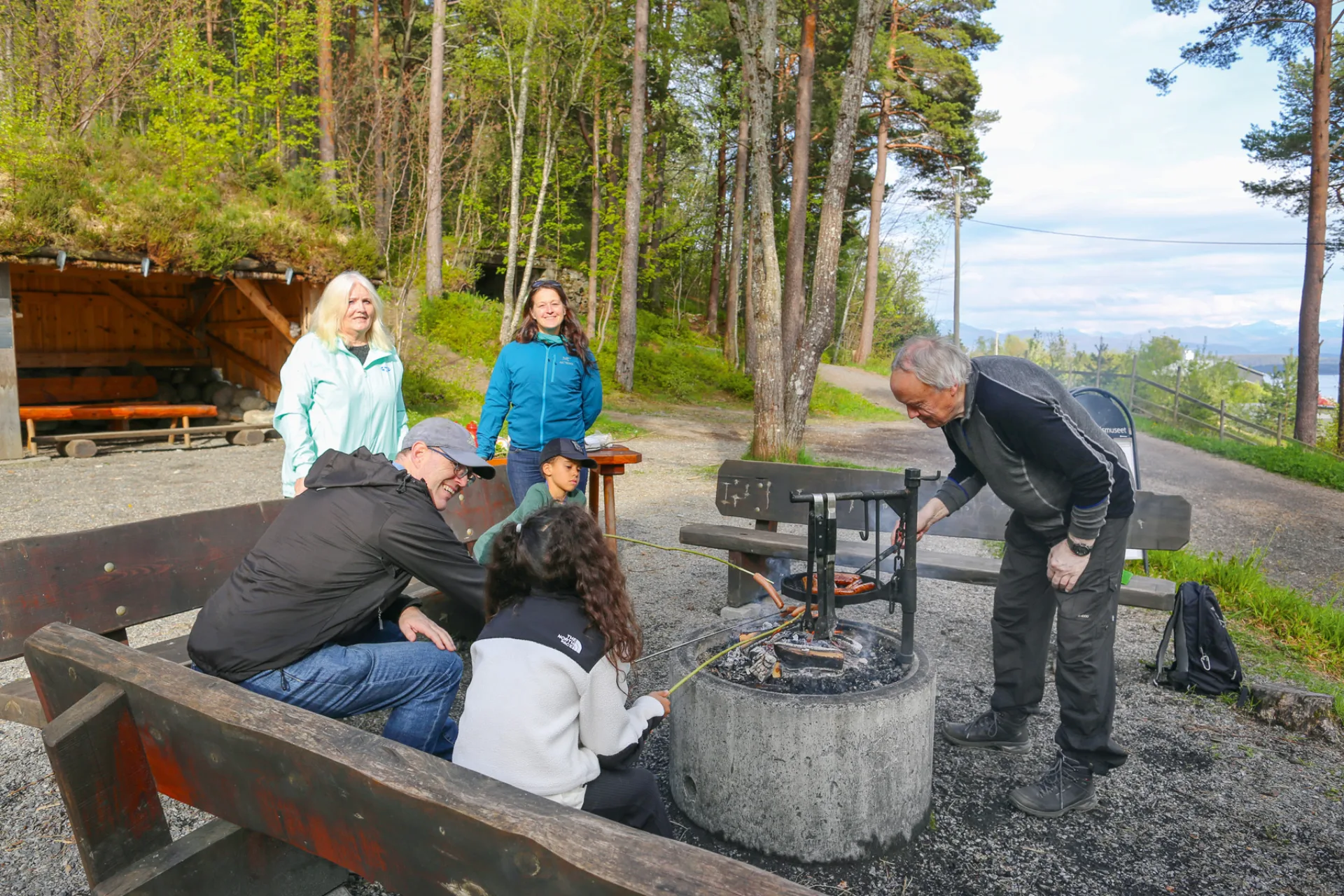 Samling ved bålplassen på Holmarka.