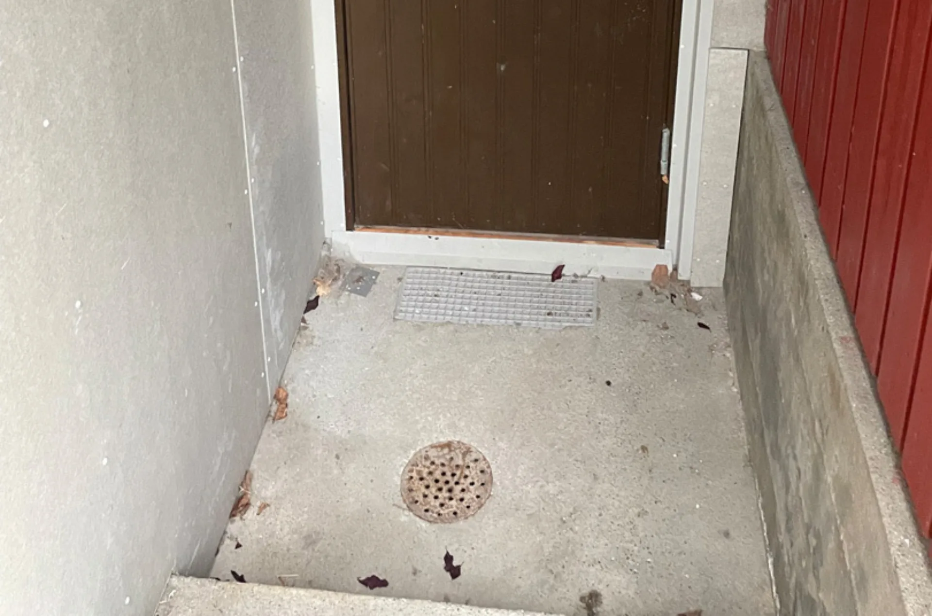 Sluk ved inngangsparti.