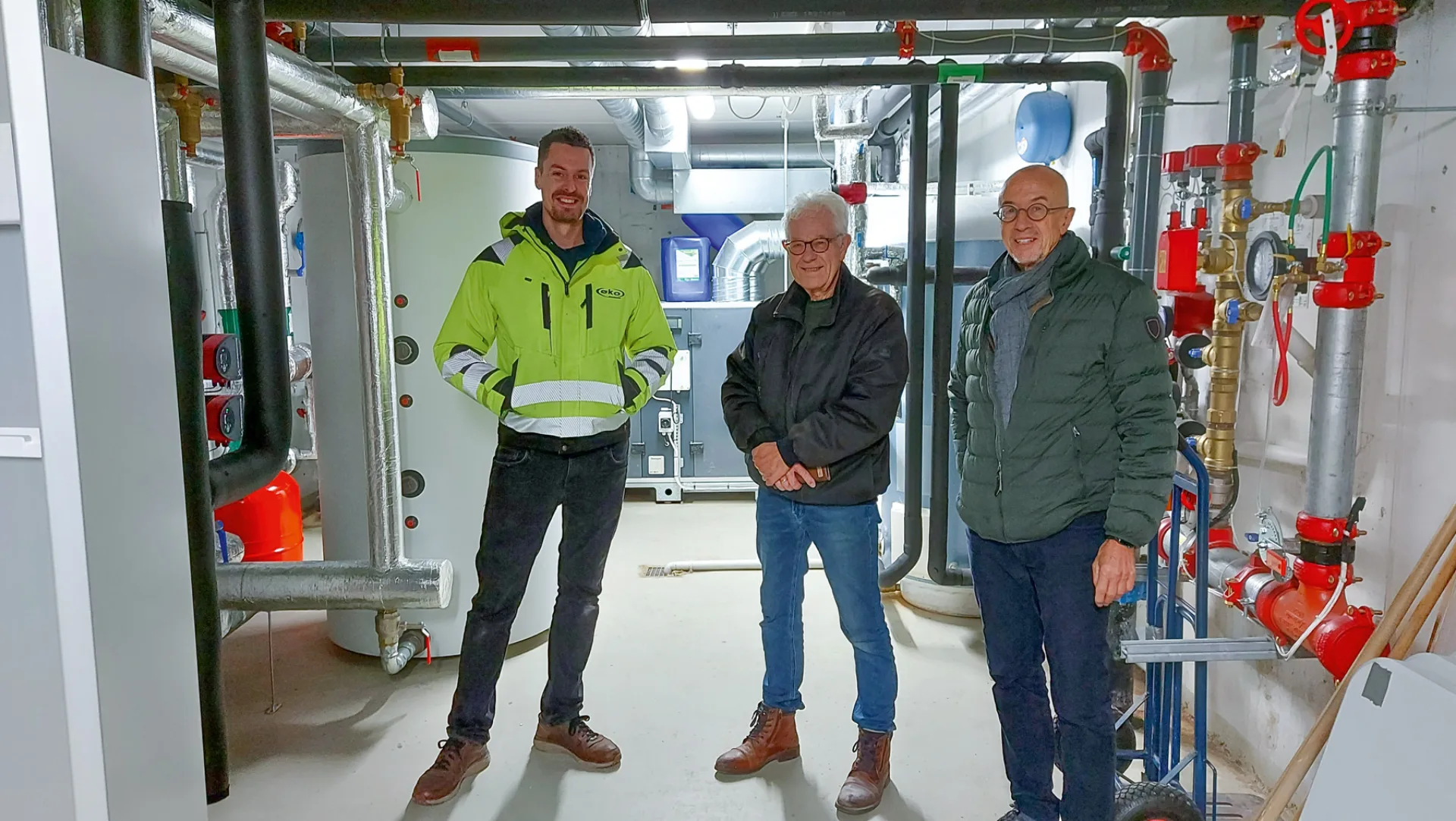 ØKO AS overleverte bergvarmeanlegget 21 desember 2023.  Fra venstre: Daglig leder i ØKO, Jørn Erik Mørne, teknisk ansvarlig i sameiet Lasse Lyngstad og Knut Mørne.