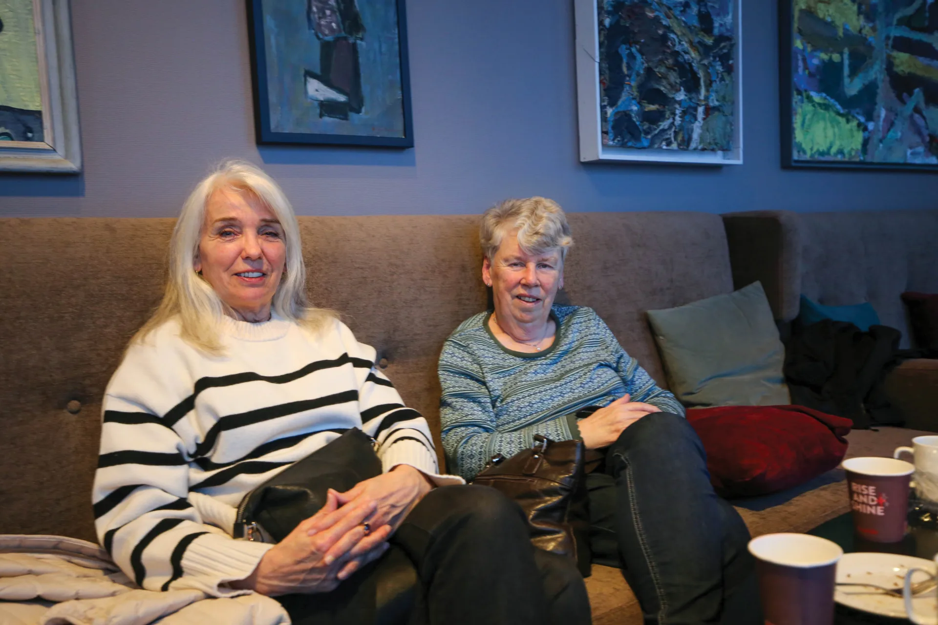 To kvinner i sofa