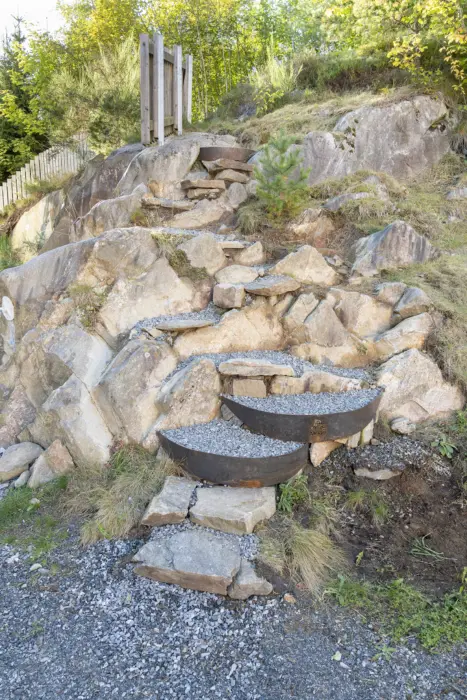 Nybygget trapp ute, i samspill med naturen